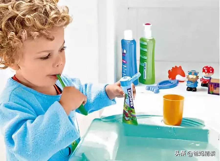 宝宝第一次刷牙用什么牙刷和牙膏,宝宝刷牙时选对牙刷和牙膏很重要