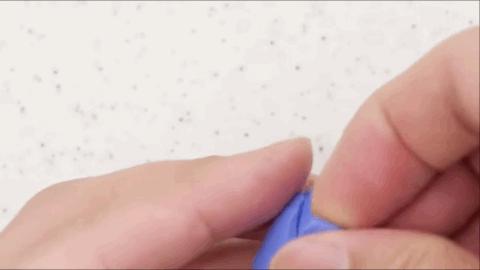 日本小哥用攒了一年的「指甲」给女友做了个钻戒？网友：妈呀变态