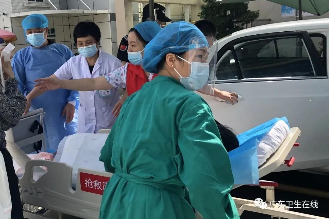 女子网约车上生子,妇女在网约车上产子