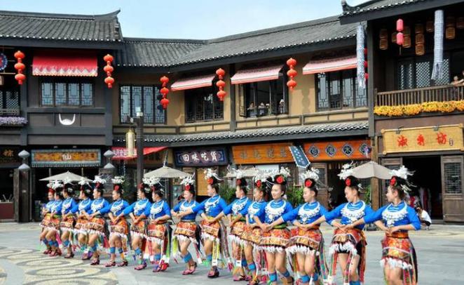 “有心扶贫，无意之作”“网红”万达小镇诞生记