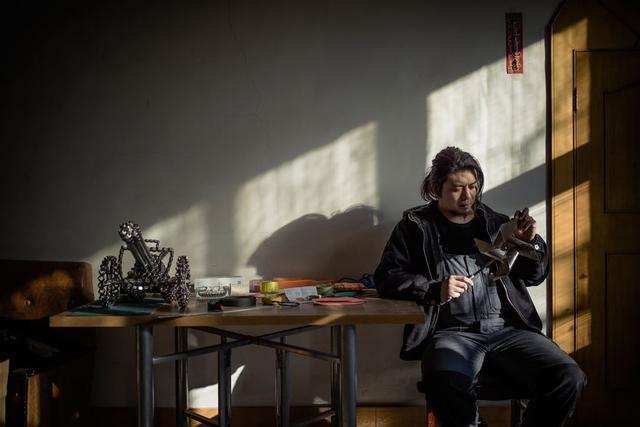 外国人看手工耿蹦迪灯笼,漠叔拿手工耿的蹦迪灯笼