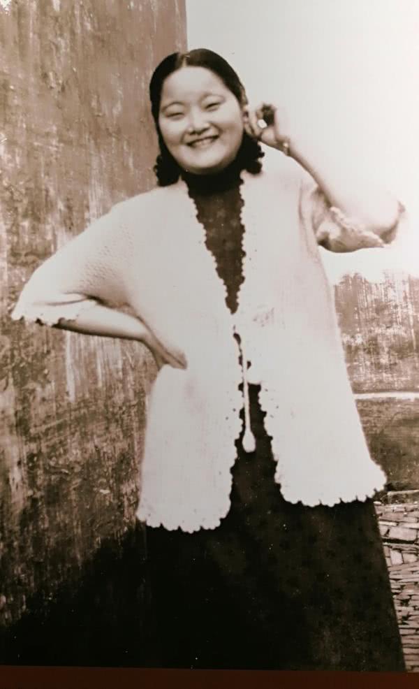 月薪抵人家一年，披金戴银，死后后辈瓜分遗产，却发现首饰全假货