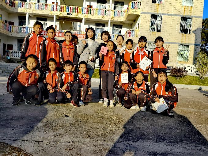 通宵为云南孩童手绘贺卡唐可云老师让黑白围棋炫彩起来