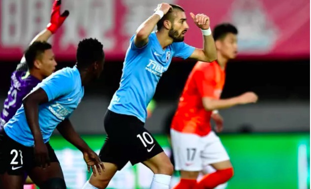 中超赛场超业余1幕！禁区内出现两个足球后卫懵了，外援趁机进球