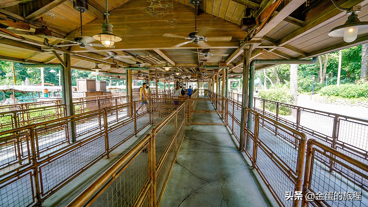 你应该能猜到，目前世界上最惨淡迪士尼乐园就是香港了，确实惨