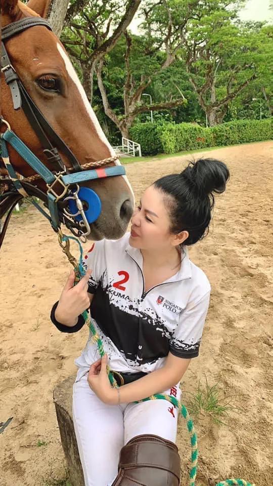 关之琳香港佳士得珠宝 (关之琳戴天价珠宝)