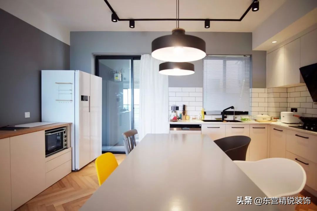 餐厨一体设计让空间显得很宽敞,餐厨客厅一体设计效果图