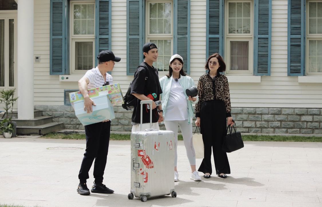 姜潮麦迪娜圈粉,麦迪娜衬衫配阔腿裤