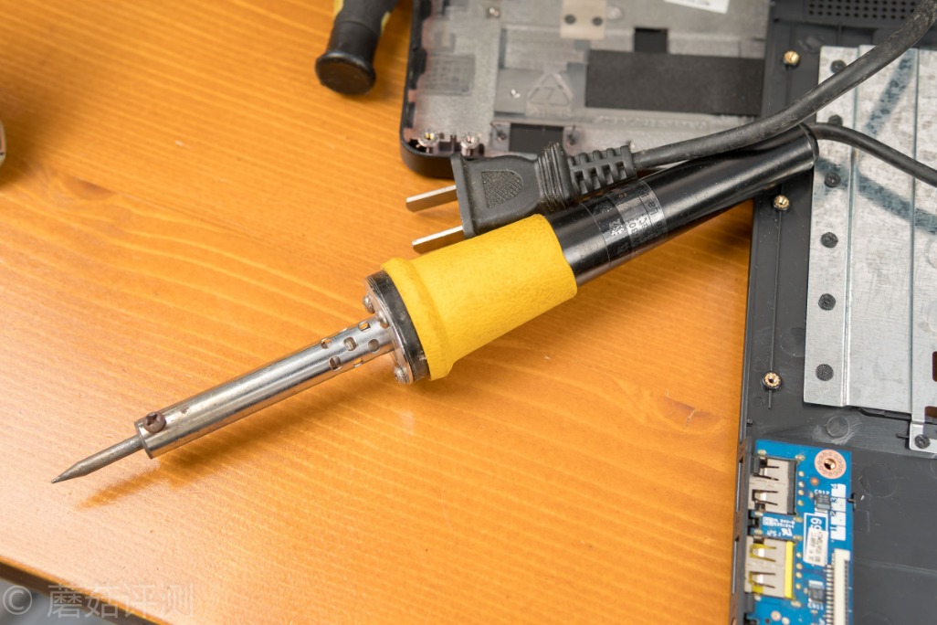 联想y400维修断轴,联想y400屏轴太紧