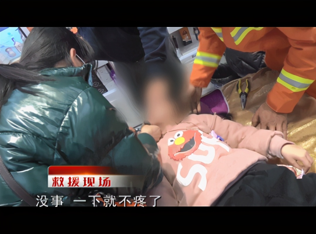一直担心的事情发生了！济南一六岁女孩打耳洞，却被耳钉枪夹住耳朵