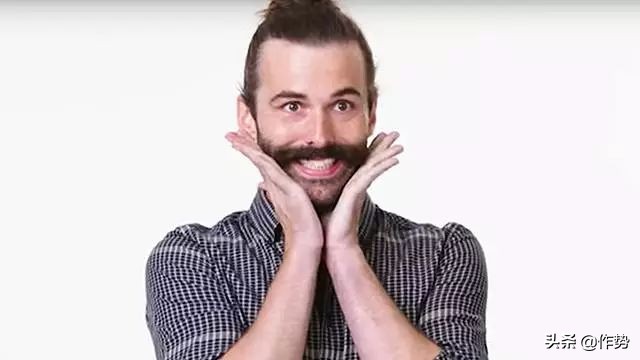 这位大胡子大哥，竟然偷了宋茜和杨幂的衣服去走红毯？！