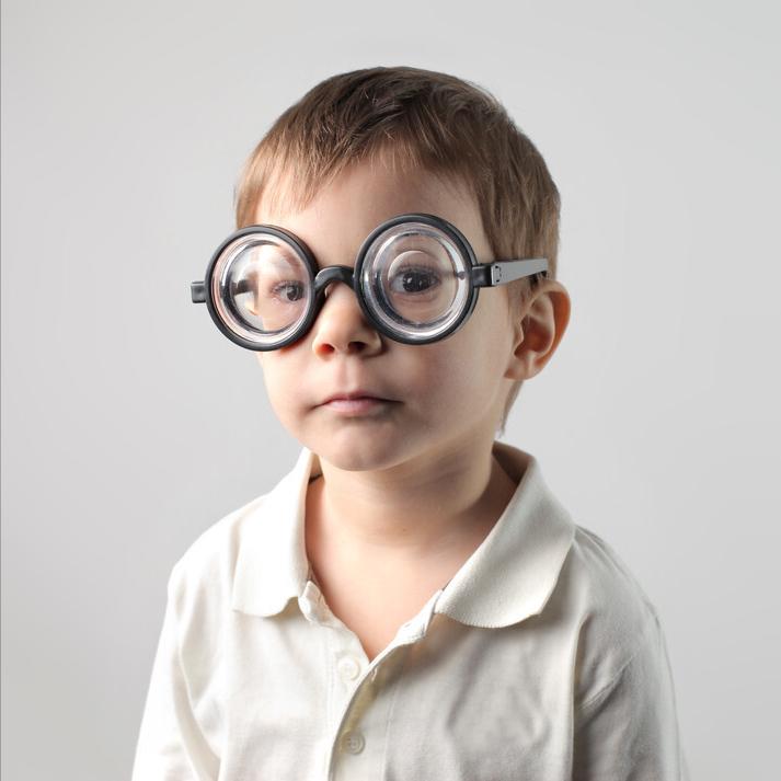 家长一定要给孩子买书桌,家长给孩子买的书桌