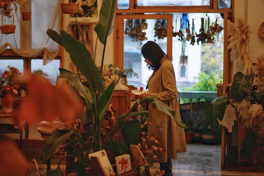成都两个小姑娘开的老房子花艺杂货铺，外地游客不远千里专程打卡