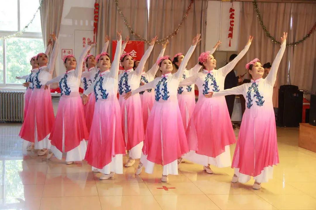 推窗见景伸懒腰,推窗见景的生活