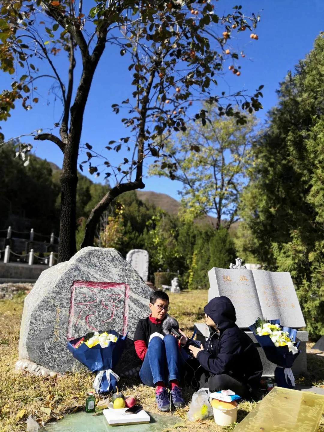 我们在他墓前读诗,纪念这个14年前离世的少年