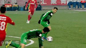 足球场上的搞笑进球视频,足球场上的搞笑瞬间视频
