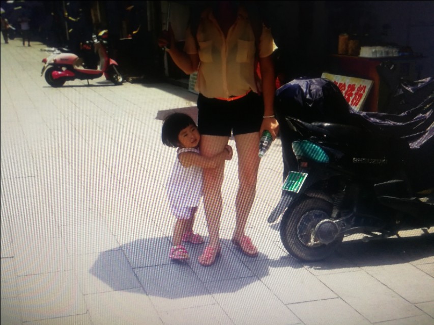 带着孙女去海边,奶奶带着小孙女在北海涠洲岛玩