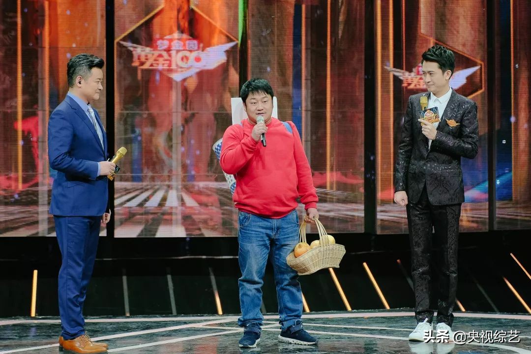 老爷爷篮球表演震撼全场,75岁大爷炫酷球技秀