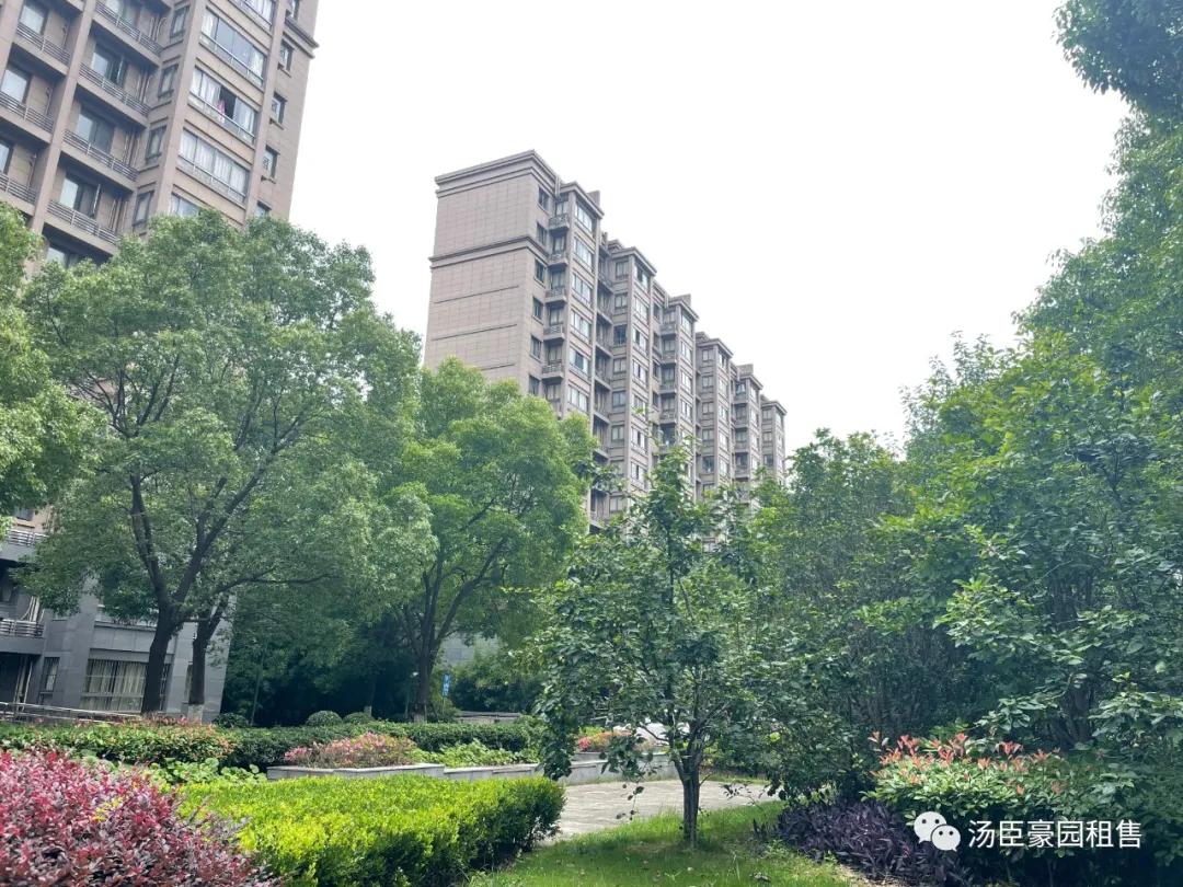 张江汤臣豪园四期新出精装修三房,业主自住保养不错,诚售1800W