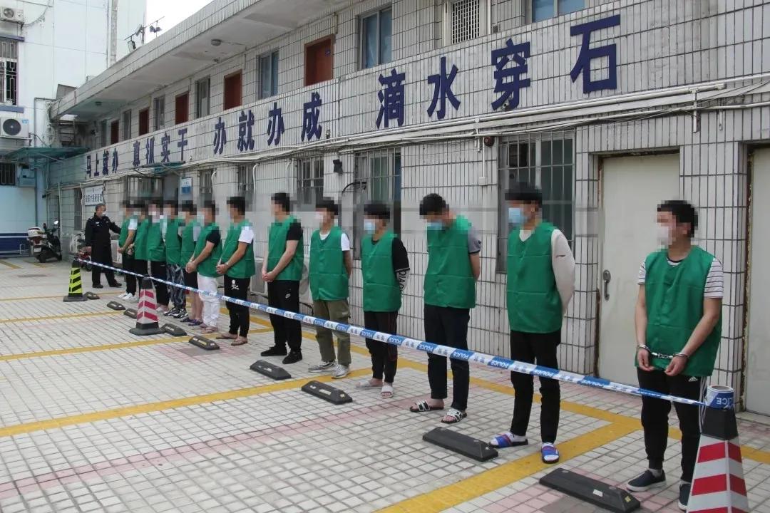 避开官方应用审核，赌博色情APP上演变“装”