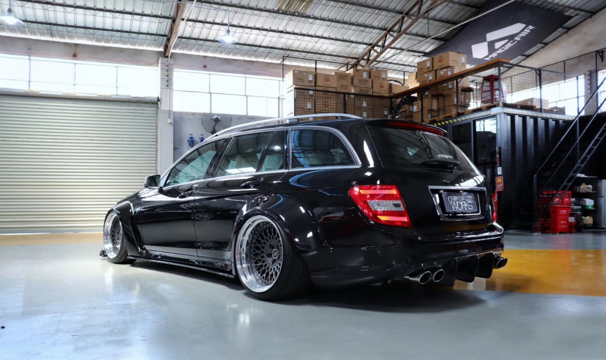 新款奔驰c200改装最帅效果,小县城越野改装店