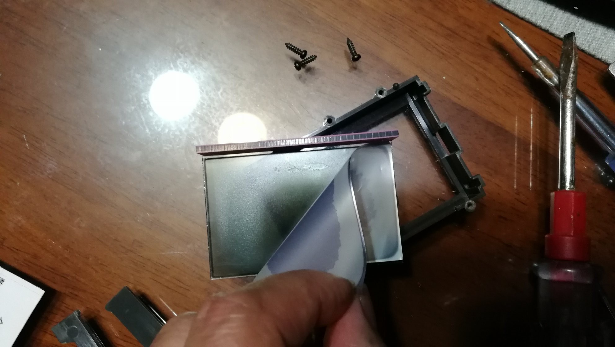 胜利VC890C+数字万用表显示屏发黑的应急维修