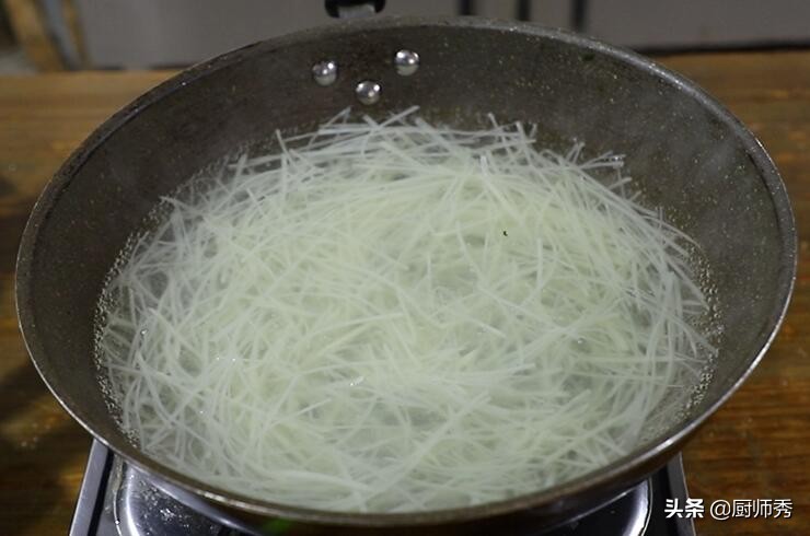 家常土豆丝的做法酸辣土豆丝,酸辣脆爽可口的土豆丝做法