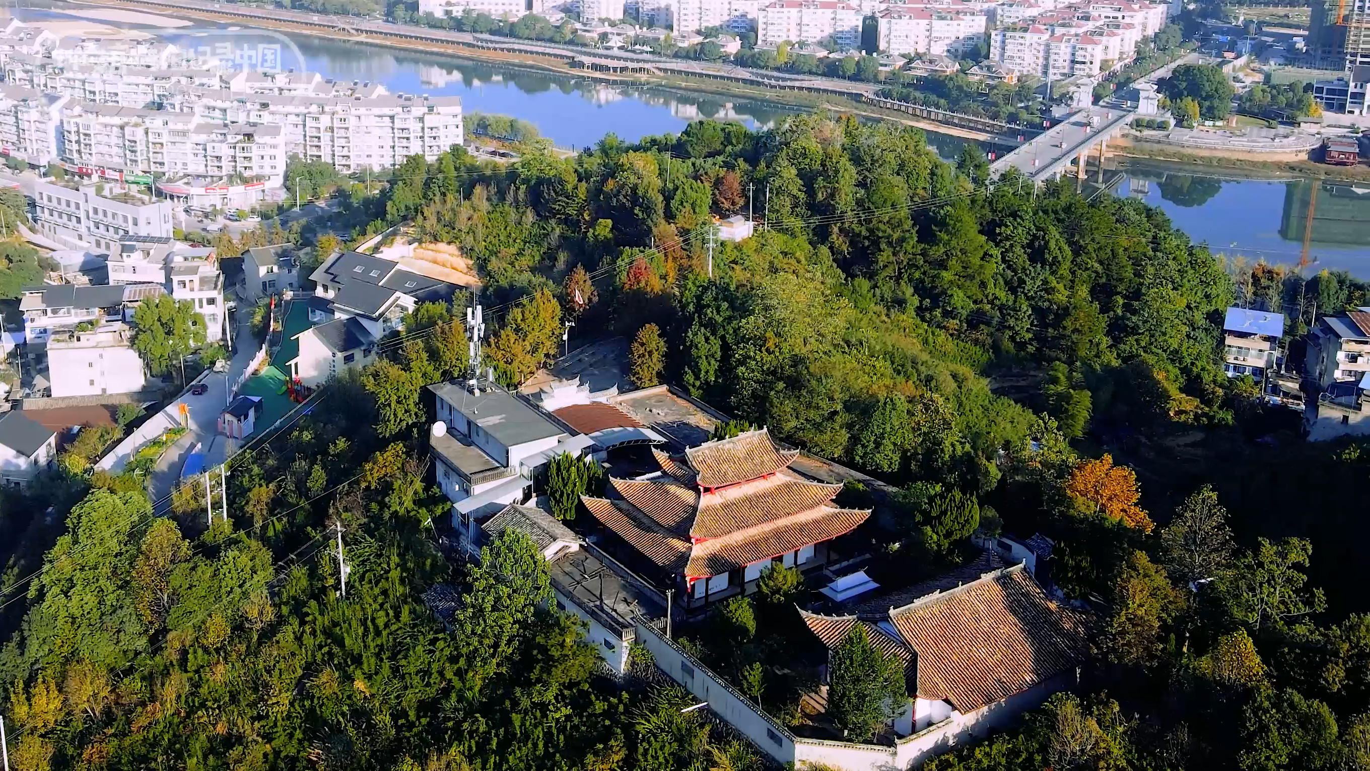 龙泉的青瓷宝剑有名气,为什么龙泉盛产宝剑