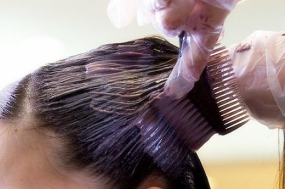 产后哺乳期可以做美甲吗,哺乳期不能化妆吗