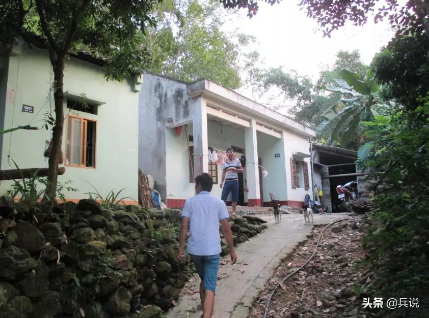 越南老兵重回当年战斗过的洞穴 (越南老兵回忆丛林战争)