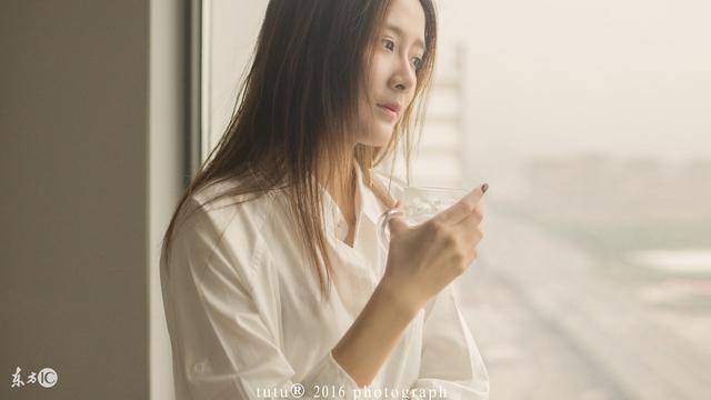 公交出现猪手被小伙机智阻拦,公交车遇到咸猪蹄反击