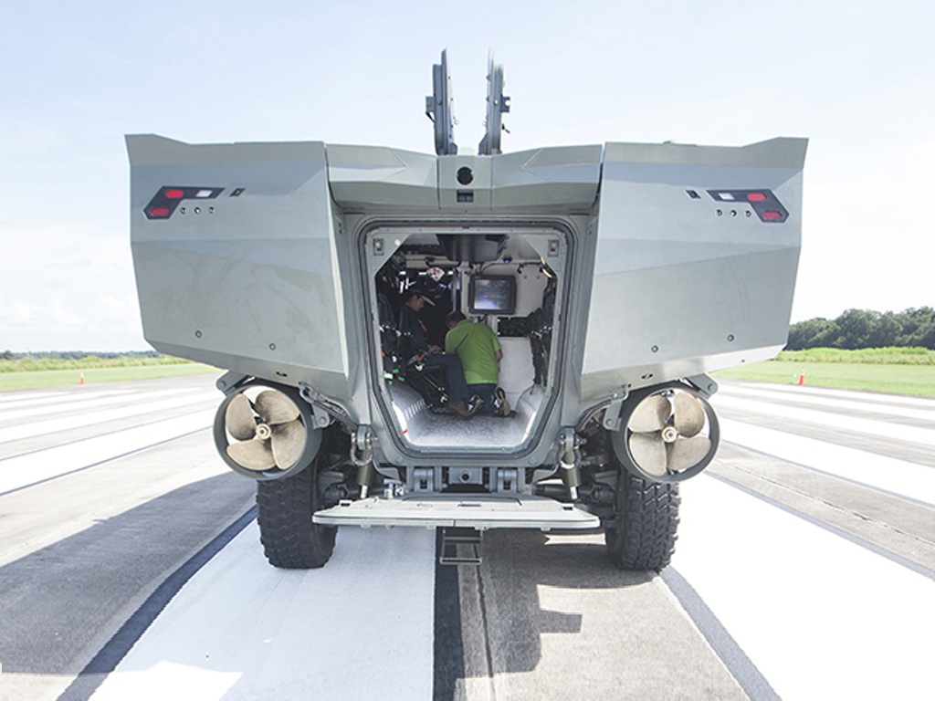 摩天大楼上面的机械怪兽,摩天大厦狂暴巨兽视频