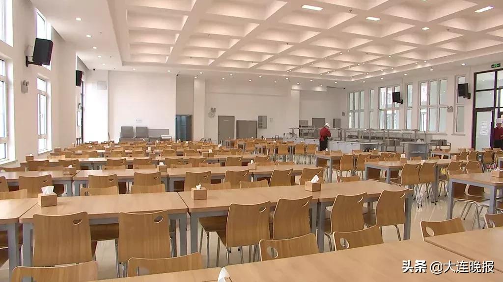 3万人足球场,大连大型专业足球场