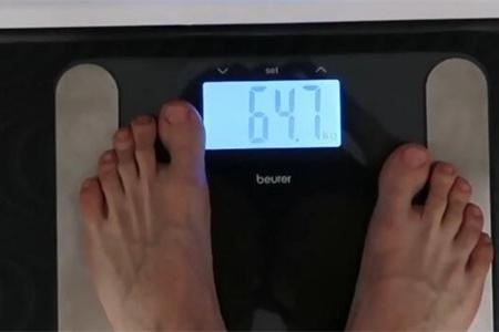 小哥为减肥只吃鸡蛋，苹果，绿茶，看他3天后的体重变化