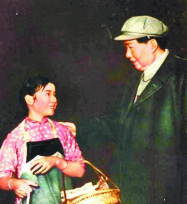 1958年毛主席探班剧组时，亲切接见的“红孩子”，后来怎么样了？