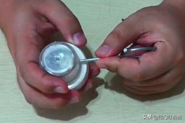 洗衣液用完了的桶怎么改成花瓶,小窍门洗衣液桶改造