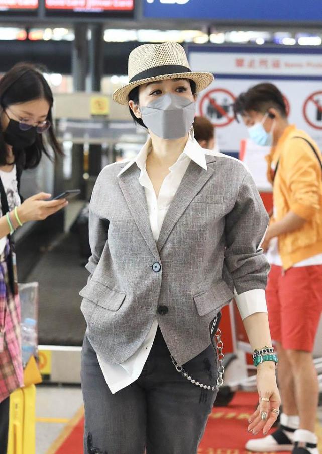 钟丽缇穿炫装亮相教外国友人说,钟丽缇一家穿亲子装牵手现身机场