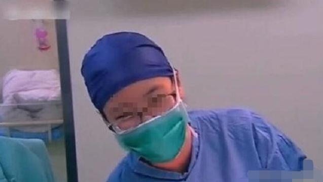 顺产时，产妇忽然说：什么东西夹到我了！医生：别怕，我都见惯了