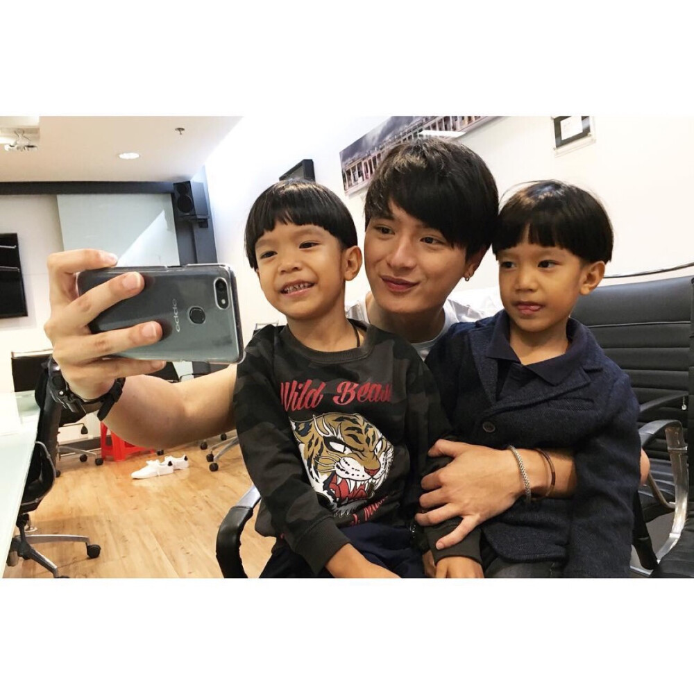 他泰男星和小朋友的治愈同框：BP一家三口关大爷画风不对