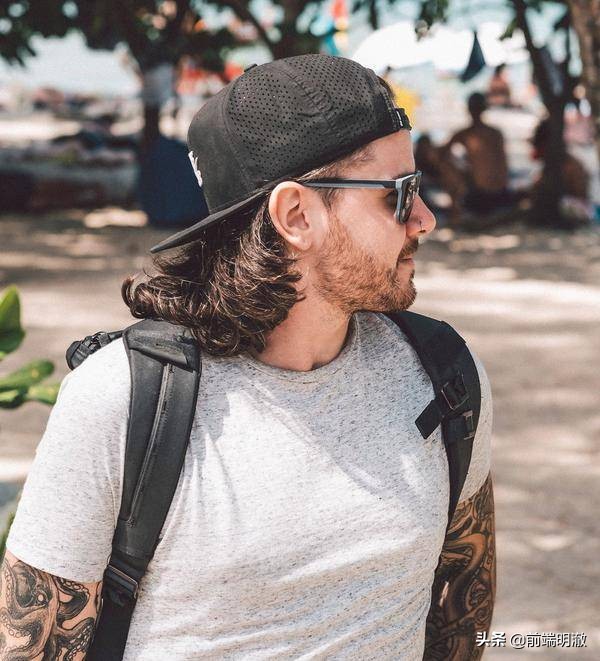 一个网页设计师，从零到年入170万美金-Ghost创始人