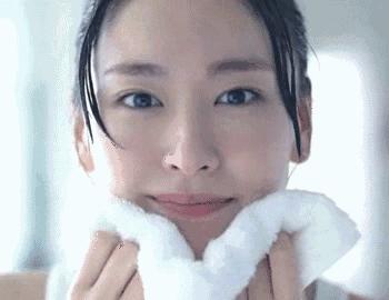 这届中国女人为了变美，开始重新学起生物和化学了，成分*党**是如何影响护肤品新品上市和营销方向的？