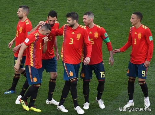 足球红队vs蓝队,足球场上红色的球