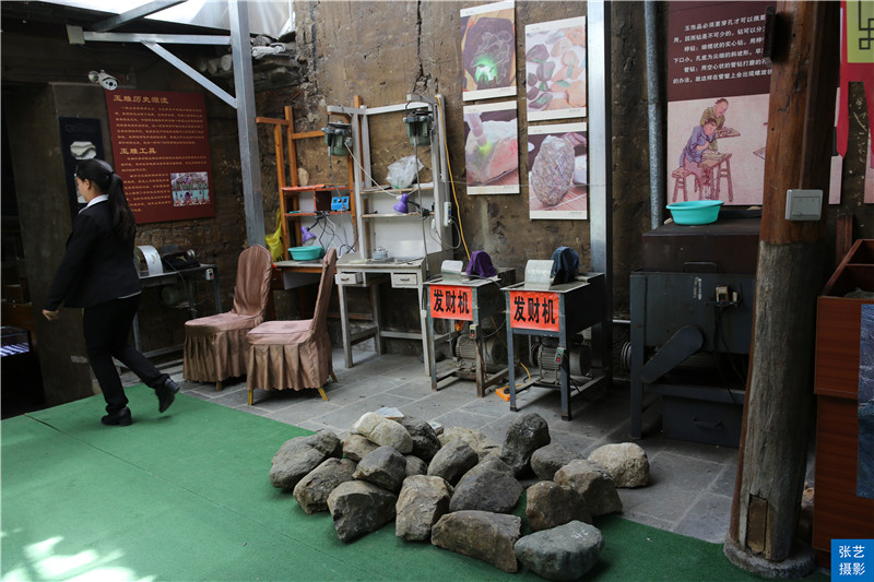 腾冲古镇旅游，游客花几千元买下翡翠赌石，一刀切下身价飙涨