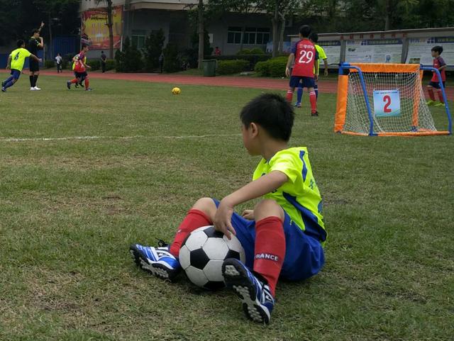 家里有个爱踢球的葫芦娃,喜欢踢球的小朋友