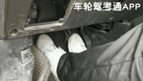 科三练车时总是把油门当刹车踩,b2科三油门刹车的正确姿势
