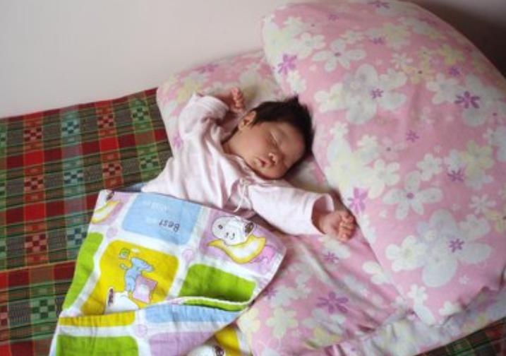 宝宝偏头睡的危害,宝宝偏头要睡哪侧纠正