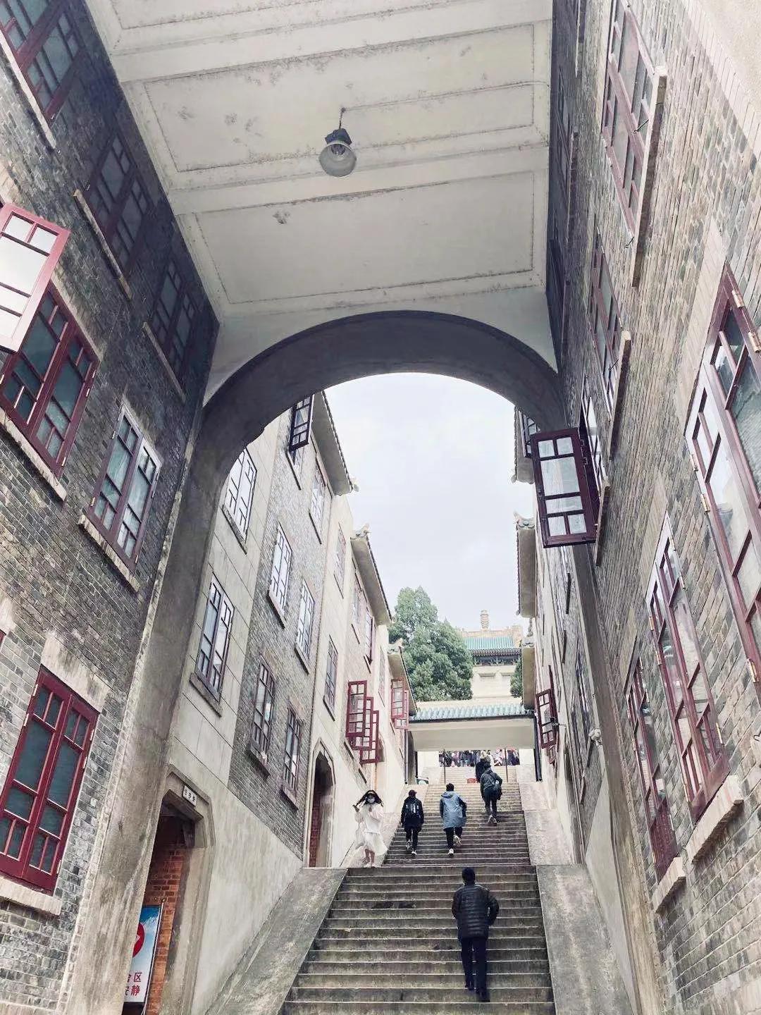 武汉高校中，最美武汉大学，“亚美”属于中南财经政法大学