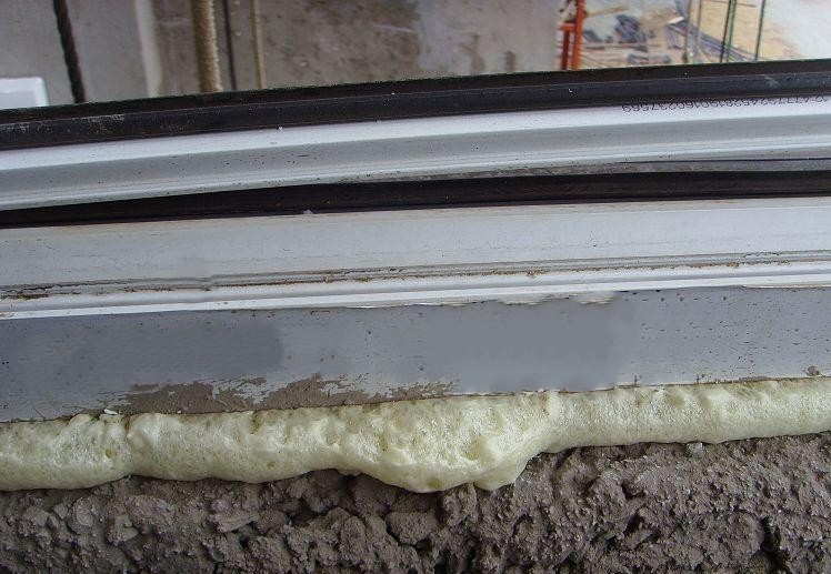 鱼缸泡沫胶可以在水里堵漏吗,防水防晒防高温堵漏的泡沫胶