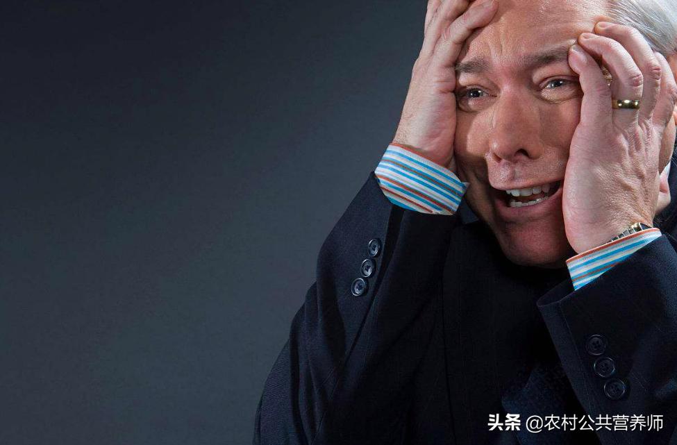 中年人头发乌黑浓密,头发乌黑的中年人