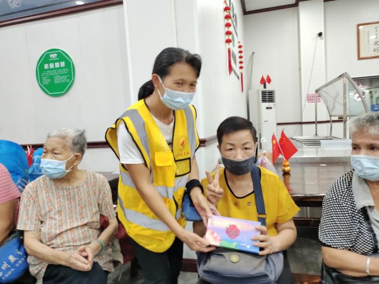 广东惠州爱心企业艾安琪公司给雨花斋素食馆送月饼让爱传递